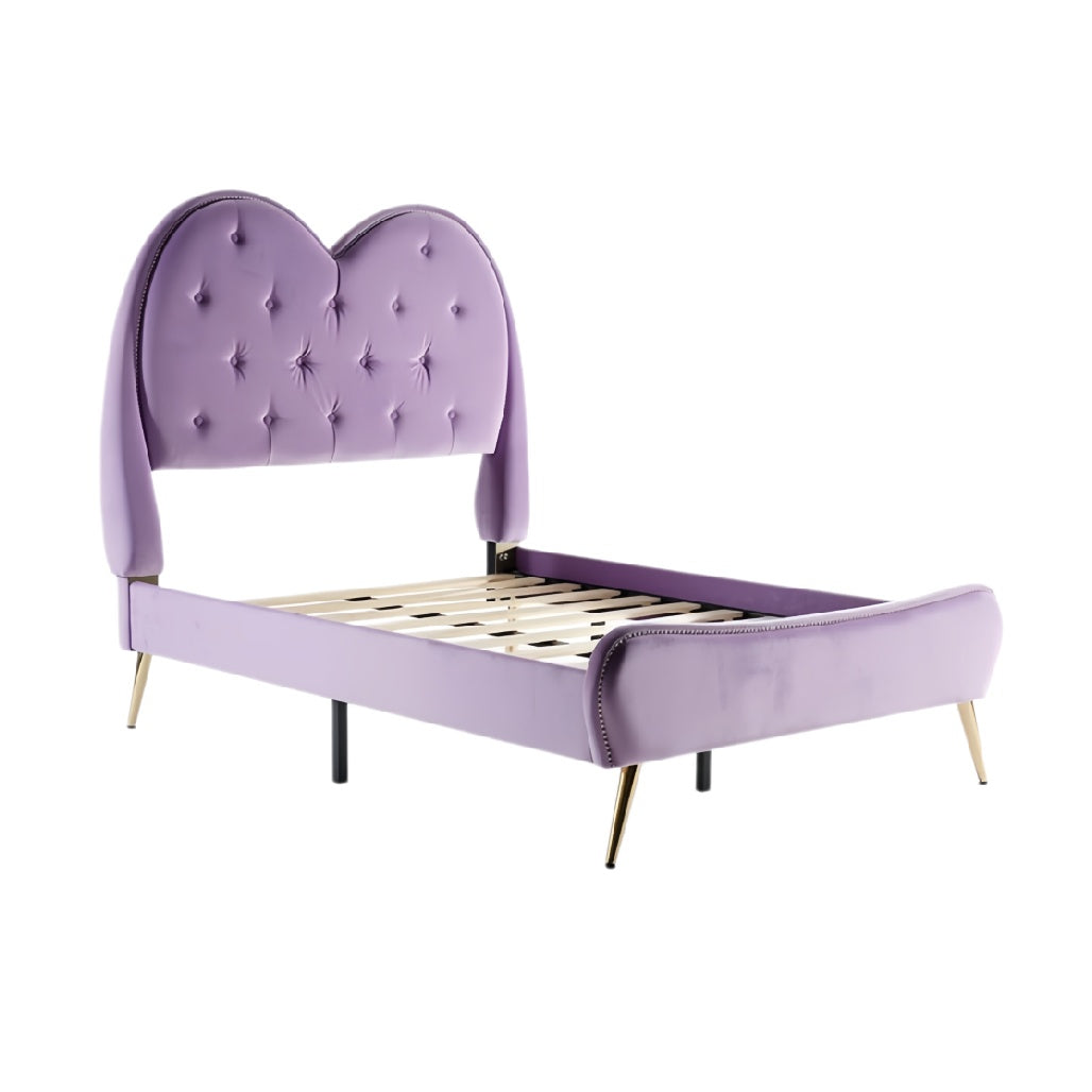 **Technische titel in het Nederlands: Luxe paarse bed met hartvormige hoofdbord en gouden poten**