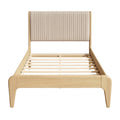 **Technische titel in het Nederlands: Moderne houten bed met gestreepte hoofdbord**
